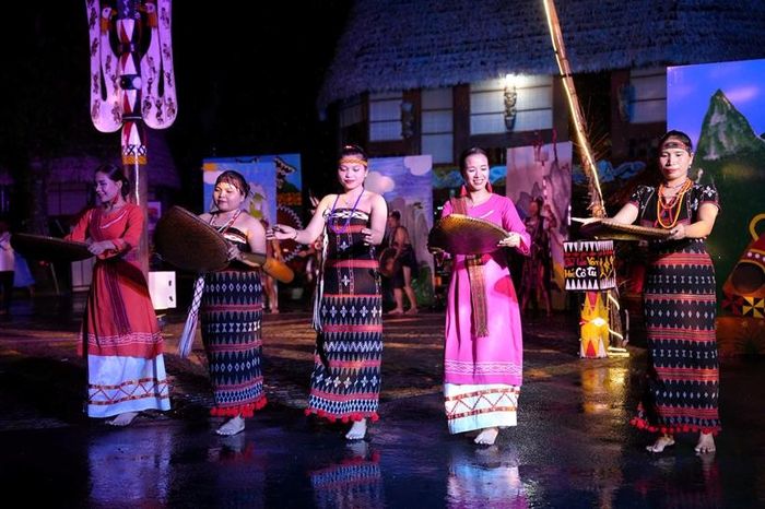  Với gần 45 nghệ nhân và diễn viên của hai đơn vị, chương trình "Vũ điệu đại ngàn – Âm vang tháp cổ" đã đưa khán giả đi qua hành trình nghệ thuật kết nối lịch sử, thiên nhiên và bản sắc văn hóa miền Trung.