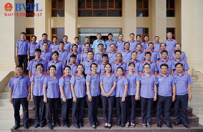 Các đại biểu tham dự buổi lễ chụp ảnh lưu niệm.