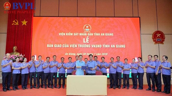 Viện trưởng VKSND tỉnh Kiều Hoài Phong và nguyên Viện trưởng VKSND tỉnh Nguyễn Ngọc Phúc thực hiện nghi thức bàn giao nhiệm vụ.