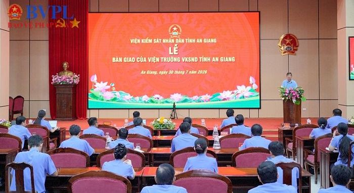 Quang cảnh buổi lễ bàn giao nhiệm vụ.
