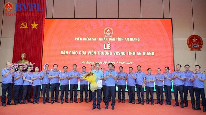 Viện trưởng VKSND tỉnh Kiều Hoài Phong tặng hoa và quà tri ân nguyên Viện trưởng VKSND tỉnh Nguyễn Ngọc Phúc.