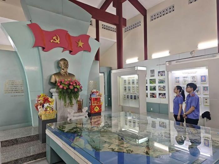  Đoàn viên Chi đoàn VKSND khu vực 2 tham gia sinh hoạt chính trị chủ đề “Câu chuyện thời hoa lửa”.
