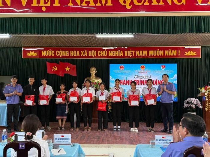  Chi đoàn VKSND khu vực 2, TP Đà Nẵng phối hợp tổ chức chương trình thiện nguyện.