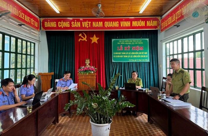  Đại diện Hạt Kiểm lâm khu vực Chư Prông báo cáo kết quả công tác tiếp nhận, giải quyết nguồn tin về tội phạm với Đoàn kiểm sát.