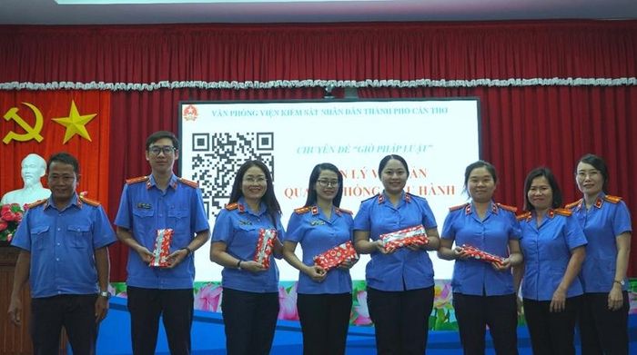  Lãnh đạo Văn phòng VKSND TP Cần Thơ trao thưởng cho các cá nhân đạt giải Nhất, Nhì, Ba tại phần mini game.