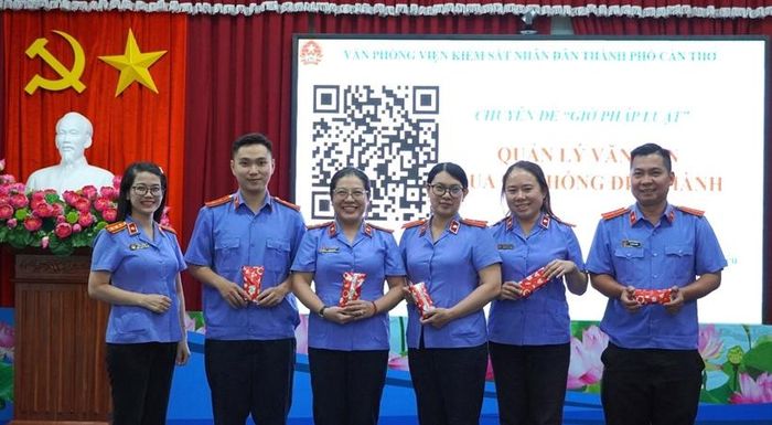  Lãnh đạo Văn phòng VKSND TP Cần Thơ trao thưởng cho các cá nhân đạt giải Khuyến khích tại phần mini game.