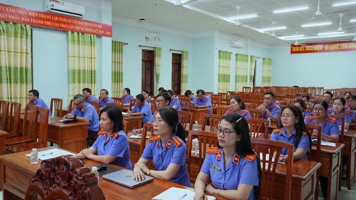  Lãnh đạo, công chức và người lao động Văn phòng VKSND thành phố Cần Thơ tham gia sinh hoạt mô hình “Giờ pháp luật” tháng 7/2026.