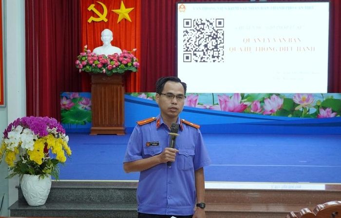  Đồng chí Ngô Hải Sơn, Kiểm sát viên sơ cấp Văn phòng VKSND thành phố, triển khai chuyên đề tại buổi sinh hoạt.