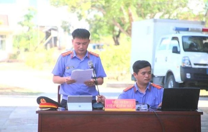 Đồng chí Nguyễn Chí Đại, Phó Viện trưởng VKSND khu vực 1 công bố cáo trạng tại phiên tòa.
