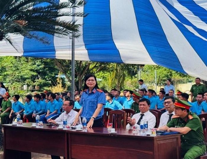 Đồng chí Phạm Hoàng Thu Thủy, Viện trưởng VKSND khu vực 1 tham dự phiên tòa.