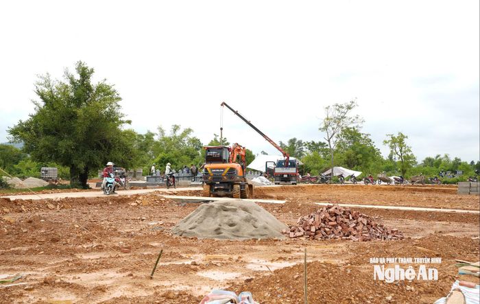 Các dòng họ ở xã Hoa Quân đang tập trung di dời lăng mộ về khu nghĩa trang Chi Phú mới được quy hoạch. Ảnh: Nguyễn Toàn