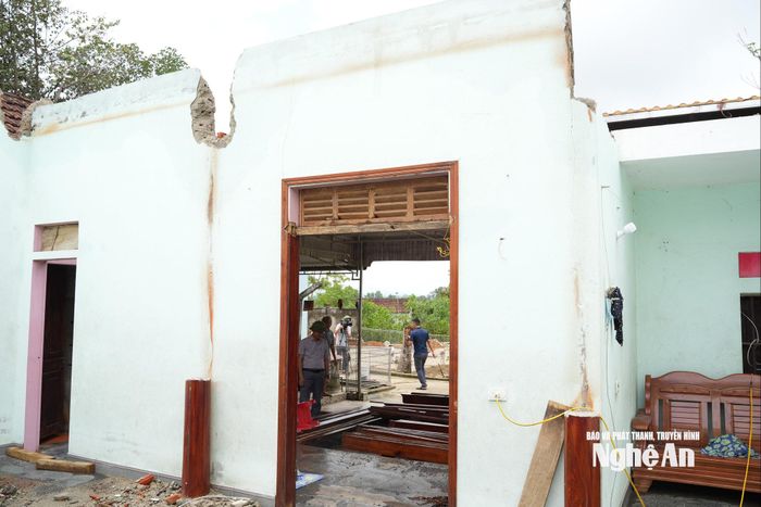 Gia đình ông Nguyễn Hữu Thạch đã tháo dỡ nhà và tiến hành làm nhà mới. Ảnh: Nguyễn Toàn