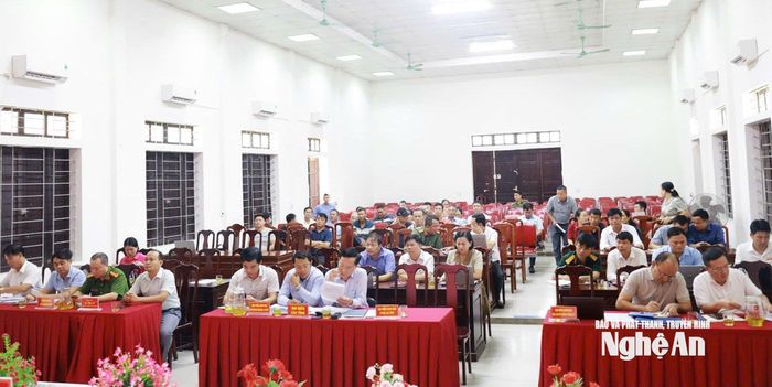 Đại diện các sở, ngành tham gia cuộc họp và trả lời ý kiến người dân liên quan đến chính sách GPMB. Ảnh: CTV Thúy Tình
