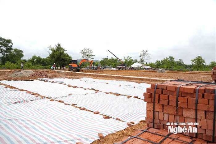 Dưới lớp bạt là các phần mộ vô chủ đã được xã Hoa Quân tổ chức cất bốc về nghĩa trang Chi Phú, đang chờ để xây phần mộ. Ảnh: Nguyễn Toàn