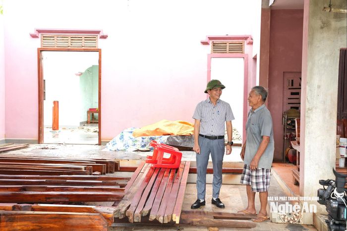 Ông Nguyễn Thế Cường - Chủ tịch UBND xã Hoa Quân (bên trái) khẳng định người dân trên địa bàn đã sẵn sàng bàn giao mặt bằng. Ảnh: Nguyễn Toàn