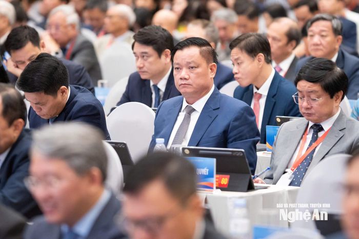 Đồng chí Nguyễn Khắc Thận - Ủy viên Trung ương Đảng, Bí thư Tỉnh ủy, Trưởng đoàn ĐBQH tỉnh Nghệ An dự hội nghị tại điểm cầu Hà Nội. Ảnh: N.H