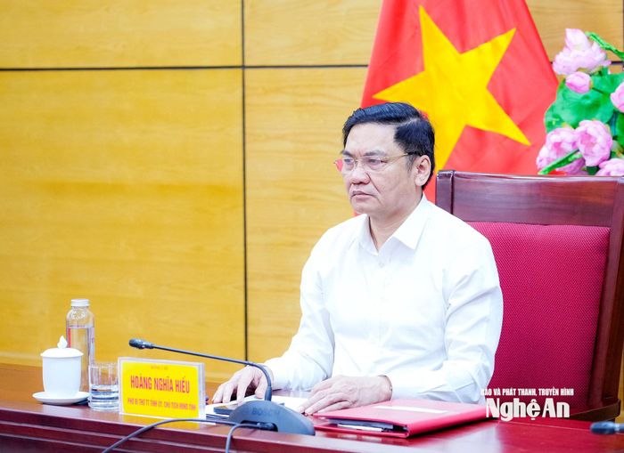 Đồng chí Hoàng Nghĩa Hiếu - Phó Bí thư Thường trực Tỉnh ủy, Chủ tịch HĐND tỉnh chủ trì tại điểm cầu tỉnh Nghệ An. Ảnh: Phạm Bằng