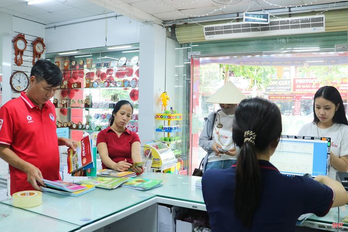  Bà Trương Thị Ninh - Trưởng Cửa hàng số 58 - đường Phan Đình Phùng (phường Thành Sen) cho biết: “Năm nay, đơn vị nhập về 2,1 triệu cuốn sách, với tổng giá trị 37 tỷ đồng; trong đó, 1,5 triệu cuốn là sách giáo khoa, trị giá 22 tỷ đồng. Hiện nay, cửa hàng đã bán được 80% số lượng sách. Lượng khách hàng tăng khoảng 10% so với cùng kỳ". 