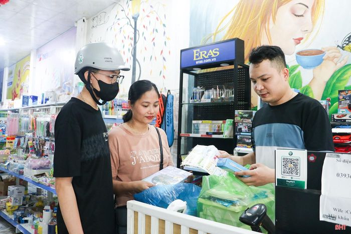 Năm nay cả nước chuyển sang dùng chung bộ sách Kết nối tri thức với cuộc sống nên nhu cầu mua mới của học sinh rất lớn. Nhà sách Cường Dung (xã Thạch Hà) đã chủ động nhập nguồn sách về từ sớm. Năm nay, giá sách có giảm, giúp người tiêu dùng tiết kiệm đáng kể chi phí.