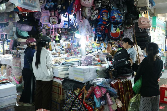 Các quầy hàng tại các chợ dân sinh ở Hà Tĩnh cũng thu hút nhiều phụ huynh, học sinh đến mua sắm sách vở, đồ dùng học tập.