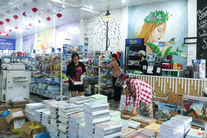 Tại nhà sách Cường Dung (xã Thạch Hà), lượng khách đến mua sách giáo khoa, đồ dùng học tập hiện tăng khoảng 40% so với những tháng trước. Để phục vụ nhu cầu mua sắm trong mùa tựu trường, nhà sách bổ sung thêm nhân viên, đồng thời triển khai các dịch vụ hỗ trợ như bọc vở, đóng gói sách.