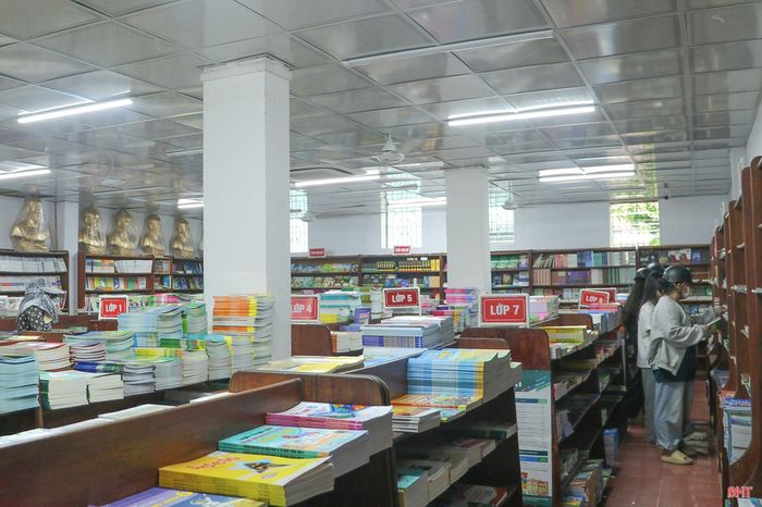 Theo công bố của Nhà xuất bản Giáo dục Việt Nam vào cuối tháng 5, giá sách giáo khoa từ lớp 1 đến lớp 12 năm học 2026-2027 từ khoảng 155.000 đến 300.000 đồng, giảm 33.000-50.000 đồng so với năm ngoái.