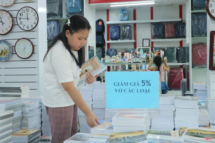 Bên cạnh đó, nhiều nhà sách cũng triển khai chương trình giảm giá từ 5 - 10% đối với vở và sách giáo khoa.