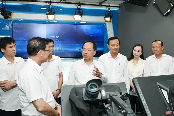 Công tác thông tin, tuyên truyền đang được triển khai đồng bộ, đa dạng trên báo chí (trong ảnh: Bí thư Tỉnh ủy Nguyễn Duy Lâm và lãnh đạo tỉnh tham quan trường quay của Báo và phát thanh, truyền hình Hà Tĩnh).