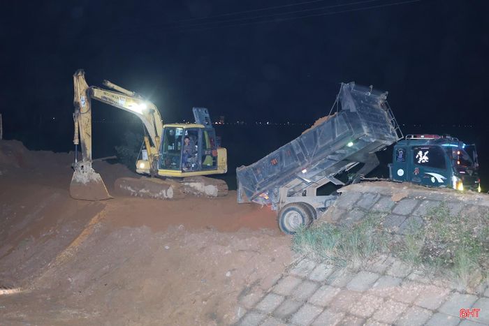 Các đơn vị tổ chức thi công xuyên đêm để đẩy nhanh tiến độ khắc phục sự cố sạt lở, vỡ cục bộ mái bờ kênh chính Sông Rác.