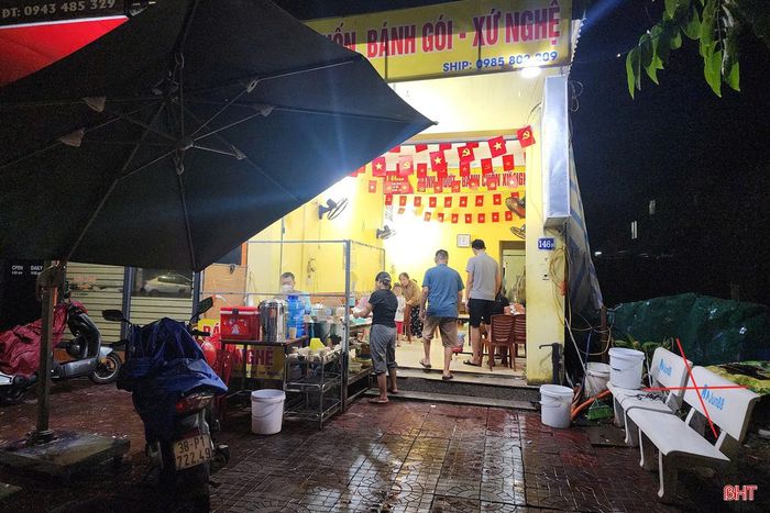 Một số điểm kinh doanh trên địa bàn Hà Tĩnh sử dụng ô, ghế có in nội dung quảng cáo cờ bạc trá hình.
