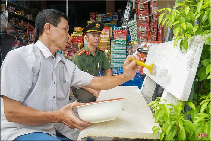 Được tuyên truyền, các cơ sở kinh doanh chủ động tháo gỡ, xóa bỏ nội dung quảng cáo cờ bạc trá hình.