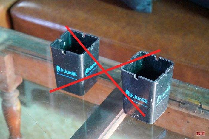 Quảng cáo cờ bạc trá hình được in trên cốc nước, gạt tàn...