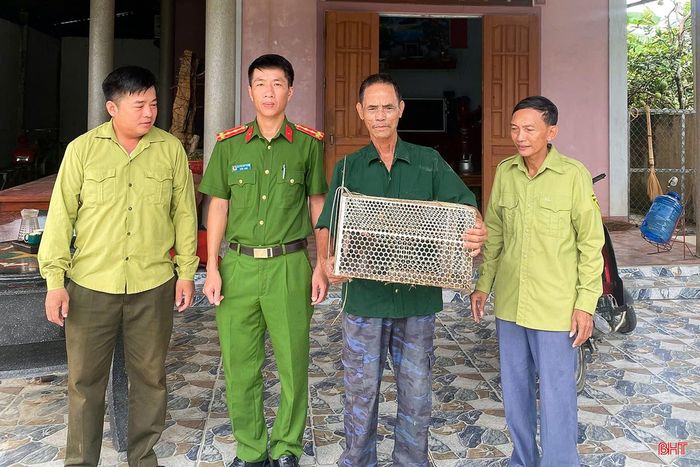 Người dân bàn giao động vật quý hiếm cho lực lượng chức năng.