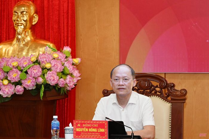 Đồng chí Nguyễn Hồng Lĩnh - Phó Bí thư Thường trực Tỉnh ủy, Chủ tịch HĐND tỉnh điều hành điểm cầu tỉnh Hà Tĩnh.