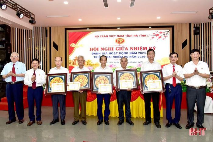  Hội đồng Trần tộc tỉnh Hà Tĩnh vinh danh các cá nhân có thành tích xuất sắc giữa nhiệm kỳ 2023-2028. 