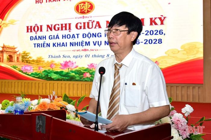Ông Trần Viết Hậu – Phó Chủ tịch Hội đồng Trần tộc tỉnh Hà Tĩnh báo cáo kết quả hoạt động giữa nhiệm kỳ 2023-2028.