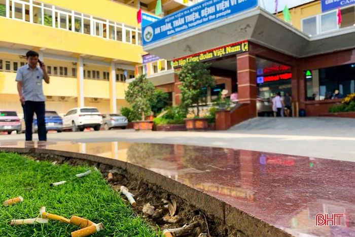 Tàn thuốc lá vương vãi trong khuôn viên Bệnh viện Đa khoa tỉnh Hà Tĩnh.