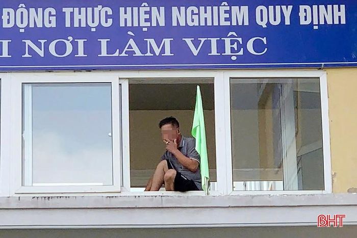 Nhiều người vẫn "tranh thủ" hút thuốc nơi góc hành lang. Khi bị nhắc nhở, có người dập tắt thuốc rồi... đi chỗ khác hút tiếp.