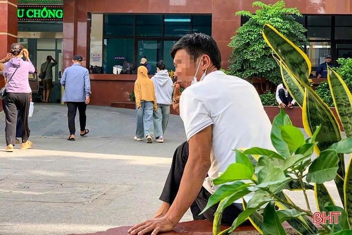 “Dù có biển cấm nhưng không khó để bắt gặp tình trạng người dân thản nhiên hút thuốc lá trong khuôn viên bệnh viện. Thực sự, tôi rất khó chịu vì hành động này ảnh hưởng đến người xung quanh, nhất là với các bệnh nhân” – chị Hồ Thị Liên (trú xã Vũ Quang) đang chăm sóc người nhà tại Bệnh viện Đa khoa tỉnh chia sẻ.
