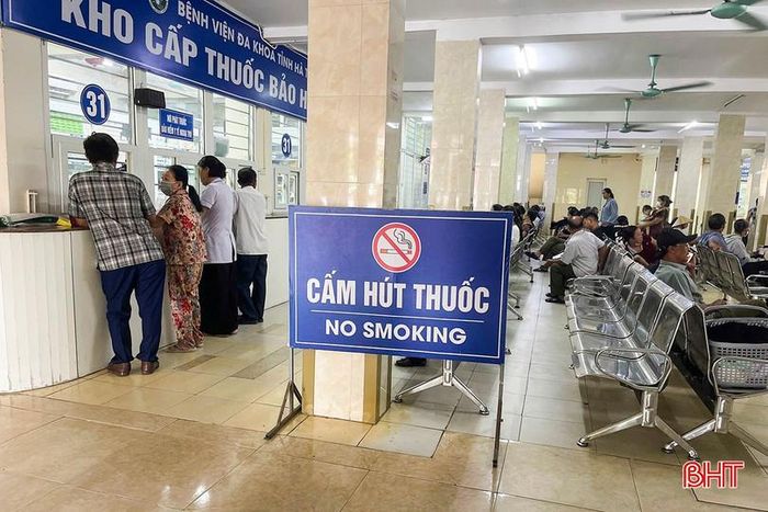 Dù các cơ sở y tế đã trang bị biển cấm nhưng tình trạng hút thuốc lá vẫn xảy ra khá thường xuyên.