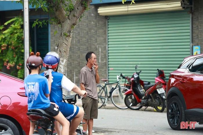 Hút thuốc lá nơi công cộng ảnh hưởng tới sức khỏe của bản thân người hút và nhiều người xung quanh, đặc biệt là trẻ em và phụ nữ đang mang thai.