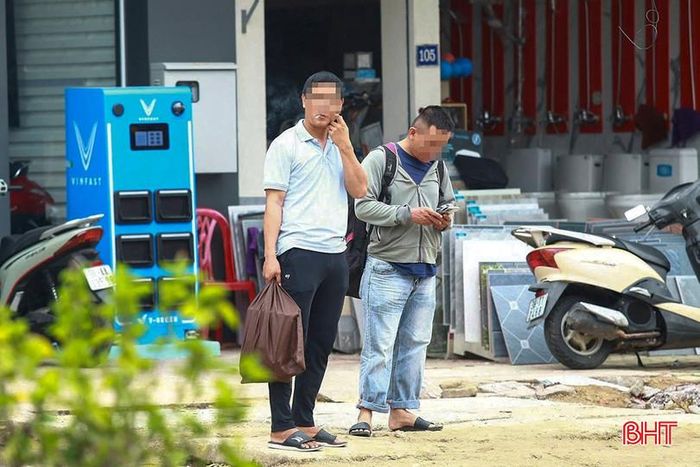 Ngay cả khi chờ xe buýt, một người đàn ông vẫn "tranh thủ" hút thuốc.