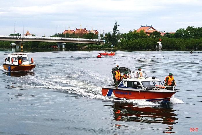 Bộ CHQS tỉnh tổ chức tập huấn điều khiển xuồng cao tốc cho lực lượng lái xuồng của các đơn vị trực thuộc trước mùa mưa bão mới.