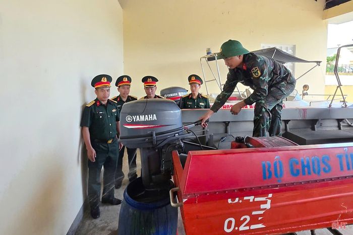 Lãnh đạo Ban Chỉ huy PTKV3 - Kỳ Anh kiểm tra máy móc, nhiên liệu, tàu xuồng phục vụ công tác PCTT, CNCH.