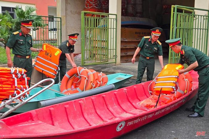 Ban CHQS xã Cẩm Xuyên chủ động chuẩn bị tốt phương tiện, vật chất nhằm bảo đảm thực hiện nhiệm vụ phòng chống thiên tai hiệu quả, an toàn.