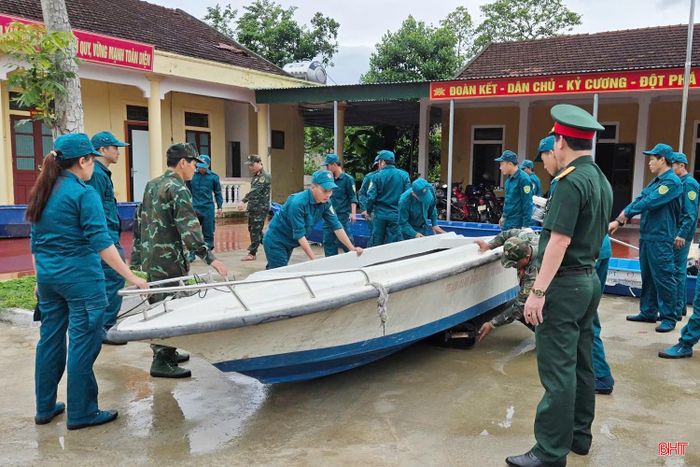 Ban CHQS xã Cẩm Duệ huy động lực lượng dân quân để thành lập các đội phản ứng nhanh và kiểm tra phương tiện, huấn luyện nghiệp vụ... để ứng phó với thiên tai.