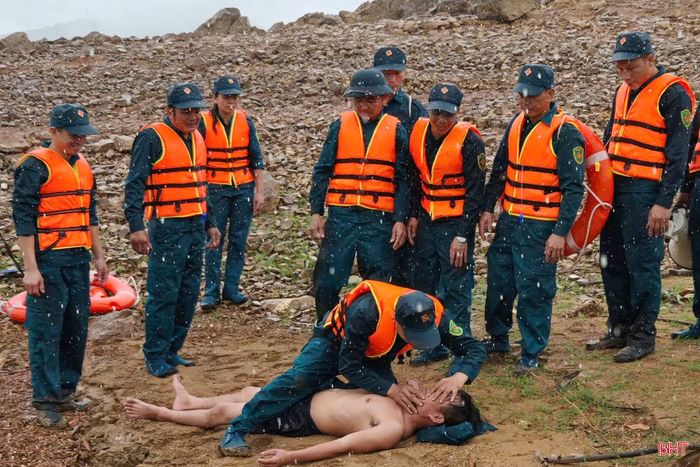 Huấn luyện kỹ năng cứu người bị lũ cuốn trôi cho lực lượng dân quân thường trực xã Cẩm Duệ.