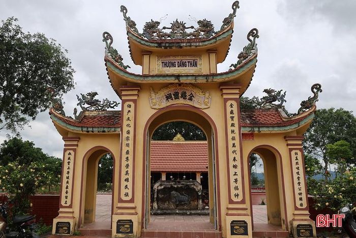 Di tích lịch sử - văn hóa cấp quốc gia mộ và đền thờ Nguyễn Tuấn Thiện.