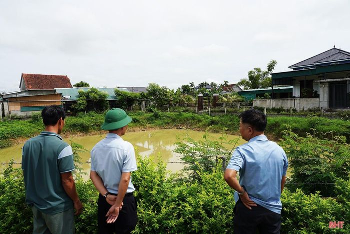  "Khoảng một tuần trước, nhiều ao, giếng trên địa bàn đã cạn trơ đáy. Không còn cách nào khác, người dân phải bơm nước từ ruộng vào ao, giếng để có nước phục vụ sinh hoạt. Dù biết nguồn nước này không bảo đảm vệ sinh, tiềm ẩn nguy cơ ô nhiễm nhưng chúng tôi vẫn phải chấp nhận sử dụng vì không còn lựa chọn nào khác" - ông Trần Trọng Đường (xã Việt Xuyên) chia sẻ. 