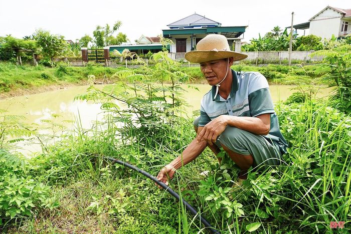  Ông Phan Văn Bảy (xã Việt Xuyên) cho biết: “Từ trước đến nay, người dân chúng tôi chỉ biết trông chờ vào nguồn nước từ các ao, hồ và giếng làng để sinh hoạt. Mỗi giếng có khoảng 10–15 hộ lắp đường ống, bơm nước trực tiếp về nhà sử dụng. Tuy nhiên, những năm gần đây, nguồn nước ngày càng cạn kiệt, không đáp ứng đủ nhu cầu sinh hoạt, nhất là vào mùa nắng nóng.” 